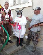 С огромен огън в Ясеново изгониха злите сили. “Лекарка“ постaви и кукерска антиковид ваксина / Новини от Казанлък