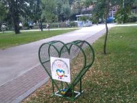 В металните сърца до Културния дом и в Розариума се събират капачки за Драго / Новини от Казанлък
