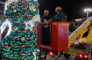 Стефан Караиванов и Иван Захариев са спасителите на котката, покатерила се на коледната елха / Новини от Казанлък