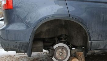 Казанлъчанин откри колата си без гуми  / Новини от Казанлък