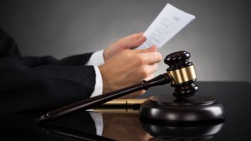 Прокуратурата привлече като обвиняем 20-годишния, обрал мъж пред дома му / Новини от Казанлък