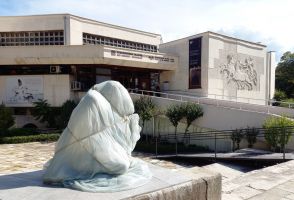 Опаковаха скулптурата пред Галерията, заради вандалска проява / Новини от Казанлък