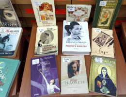 Казанлъшката библиотека отбелязва 8 март с изложбата „Жената в свят без граници”  / Новини от Казанлък