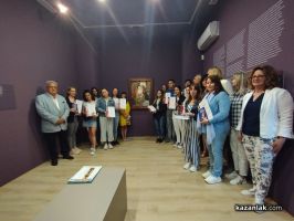 Наградиха победителите в ученическия конкурс в памет на казанлъшкия писател и журналист Веселин Стоянов  / Новини от Казанлък