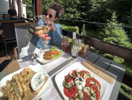 Хотел-ресторант “Еделвайс“ посреща гости на обновената си лятна тераса с уникално меню / Новини от Казанлък