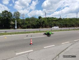 Моторист и спътничката му пострадаха при катастрофа в Прохода на Републиката / Новини от Казанлък