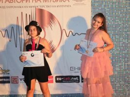 Илона и Катрин Георгиеви се завърнаха със злато и сребро от музикален конкурс  / Новини от Казанлък