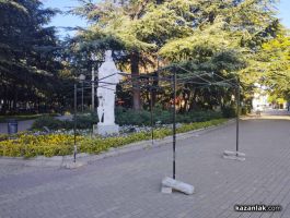 Силният вятър събори дървета и предизборни шатри в Казанлък / Новини от Казанлък