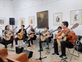 Школа по китара „Вълшебни струни” изнесе концерт в Музей “Чудомир“ / Новини от Казанлък