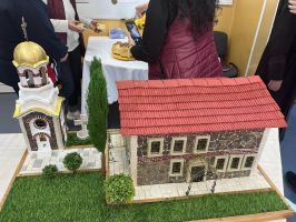 Потребителите от „Работилница за мечти“ и трудотерапевта Марин Петков изработиха мащабен макет на Куленската църква / Новини от Казанлък