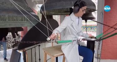 22-годишната Николина е първата жена звънар на Шипченския манастир / Новини от Казанлък