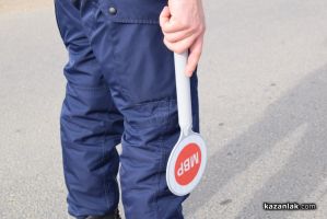 Полицаи хванаха 49-годишен да кара автомобил с прекратена регистрация / Новини от Казанлък