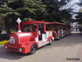 Атракционното влакче отново радва жители и гости на Казанлък / Новини от Казанлък