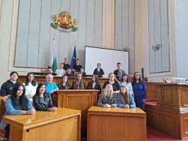 Ученици от ПГЛПТ посетиха Народното събрание 