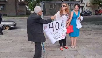 Випуск съученици се събра отново след 40 години. 90-годишният Христо Гъдев бе почетен гост на бала им/ ВИДЕО  / Новини от Казанлък