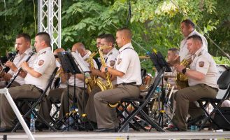 Военният духов оркестър при 61 Стрямска механизирана бригада, изнесе празничен концерт в Казанлък