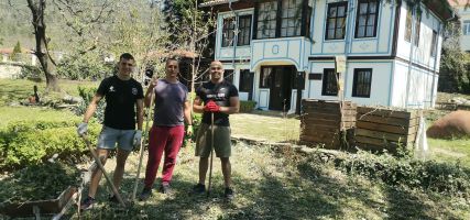 Ученици от ПХГ „ Св. Св. Кирил и Методий“ помагат във възстановяването на град Шипка след страшната буря
