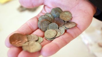 Старинни монети с признаци на културно-исторически ценности откриха в жилище в Казанлък