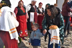 Бабинден в Казанлък: НЧ “Жар 2002“ пресъздаде обичаите и традициите / Новини от Казанлък