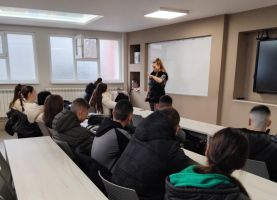 Десетокласници от ПГЛПТ със специален урок в Часа на класа / Новини от Казанлък