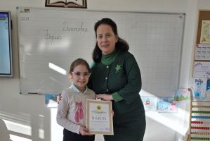 Ученичка от ОУ “Св. Паисий Хилендарски“ с  грамота за доблестна постъпка / Новини от Казанлък