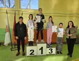 В чест на Левски: Учениците от “ОУ Паисий Хилендарски“ се състезаваха за най-добър скок / Новини от Казанлък