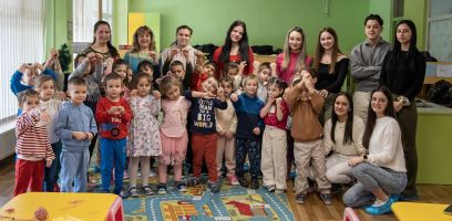 Малчуганите от ДГ „Слънчице“ и ученици от ПГЛПТ заедно майсториха мартенички в Казанлък  / Новини от Казанлък