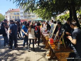 Благотворителен базар в Казанлък събра близо 7000 лева в подкрепа на Климент Гърневски / Новини от Казанлък