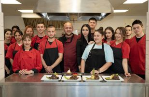 Кулинарен мастърклас на шеф Петко Петков в ПГЛПТ / Новини от Казанлък