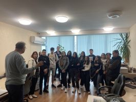 Смесено обучение в друга физическа среда проведоха учениците на ПГЛПТ в местна фирма / Новини от Казанлък
