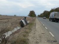 БМВ се преобърна в канавка край Тъжа, двама младежи пострадаха / Новини от Казанлък