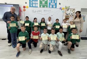  Учениците от 2.б клас на ОУ „Св. Паисий Хилендарски“ отбелязаха Седмицата на грамотността с конкурс по четене и калиграфско ателие / Новини от Казанлък