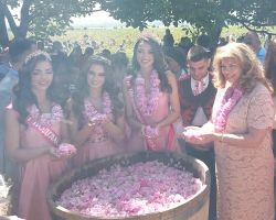 Вицепрезидентът Илияна Йотова беше гост на Празника на розата в Казанлък / Новини от Казанлък