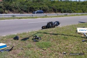 Моторист се блъсна в мантинела край Казанлък / Новини от Казанлък