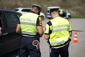 Полицията откри карабина, патрони и уреди за нощно виждане в автомобил в Мъглиж / Новини от Казанлък