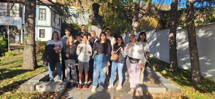 Съвместна инициатива на НЧ „Светлина–1861“, гр. Шипка и ОУ „Чудомир“ – Казанлък по повод Деня на народните будители / Новини от Казанлък