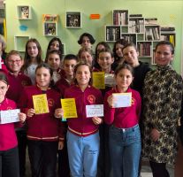 “Стъпала на знанието“ – поредна инициатива на 11. а клас от ПГЛПТ в рамките на проект „Иновативно училище: Работа с институции“ / Новини от Казанлък