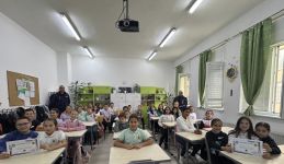 Ученици от ОУ „Св. Паисий Хилендарски“ се срещнаха с полицаи и научиха повече за професията им / Новини от Казанлък