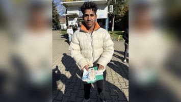 Добрият пример: Младеж намери портмоне с голяма сума пари и го върна на собственика му / Новини от Казанлък