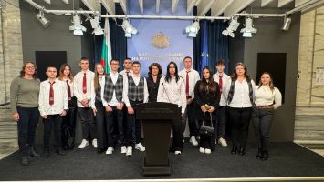 Ученици от четири казанлъшки училища посетиха Народното събрание  / Новини от Казанлък