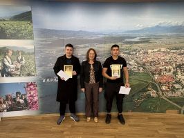 В Световния ден на доброто - кметът Галина Стоянова и началникът на РУ-Казанлък Иван Господинов наградиха двамата казанлъшки ученика за достойната постъпка / Новини от Казанлък