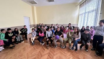 Децата от ОУ „Св. Климент Охридски“ в град Крън участваха в открит урок на тема „Как да не бъдем агресивни“ / Новини от Казанлък