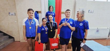 Казанлъшките плувци с купа и медали от турнира „Плуваме заедно“ / Спортни новини от Казанлък