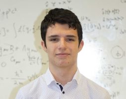 Младият физик Александър Проданов от Казанлък получи подкрепа от Йонислав Йотов-Тото и GIFT TUBE / Новини от Казанлък