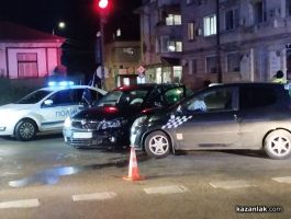Катастрофа затруднява движението на централно кръстовище в Казанлък / Новини от Казанлък