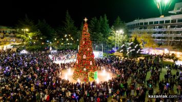 Галерия: Грейнаха светлините на коледната елха в Казанлък  / Новини от Казанлък