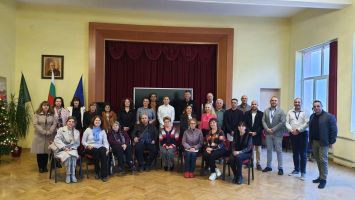 Уникална среща събра в ПГ “Иван Хаджиенов“ възпитаници на вековното училище, избрали да се посветят на учителската професия / Новини от Казанлък