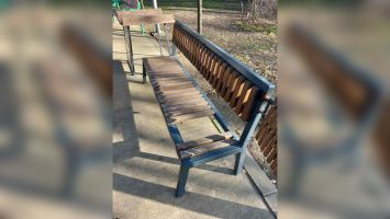 Община Казанлък порицава вандалската проява, насочена към пейката за кърмене в парк “Розариум”