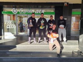 Ученици от Хуманитарната гимназия в Казанлък се включиха в акция „Жълти стотинки“ / Новини от Казанлък