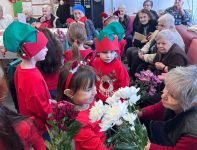 Коледна инициатива на „Черните рози“ стопли сърцата на възрастните хора в Казанлък / Новини от Казанлък